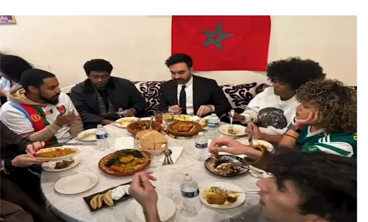 غصت بصوره مواقع التواصل الاجتماعي عمدة نيويورك يشجع المنتخب المغربي ويتقاسم الطاجين والشاي مع الجالية المغربية - AL ITIHAD